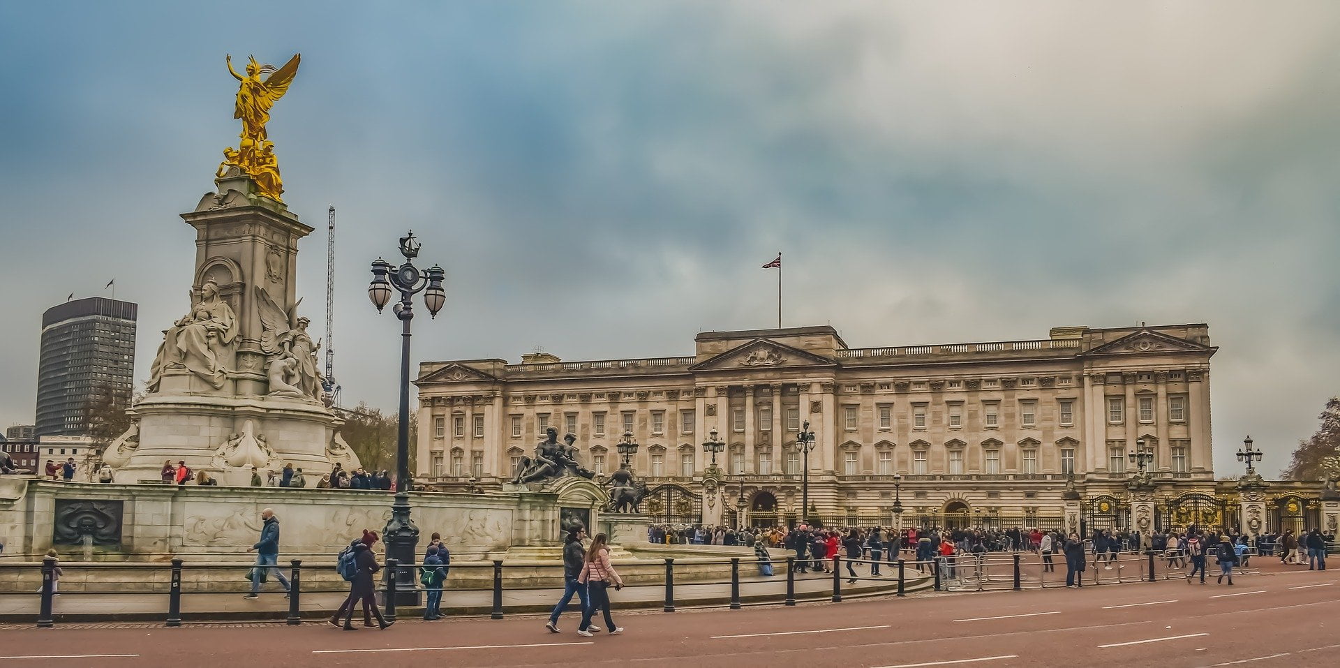 London asbestos surveys expose asbestos materials in iconic buildings like Buckingham Palace.